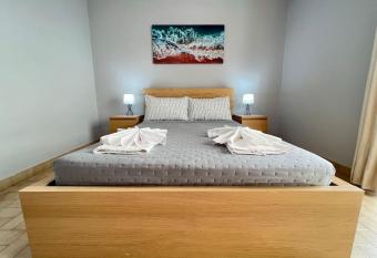 Aconchegante T1 a 50 m da praia. has Balcony rooms