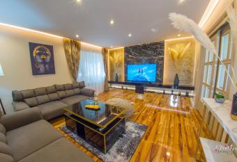 Luxury Apartment Black and Gold allows 18 year olds to book a room