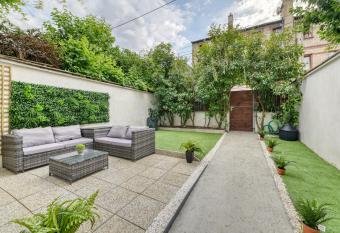 Apartment ground floor private garden in Villejuif has Balcony rooms