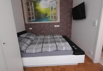 Willy und Gudrun allows 18 year olds to book a room