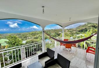 Haut de villa calme avec jolie vue has Balcony rooms
