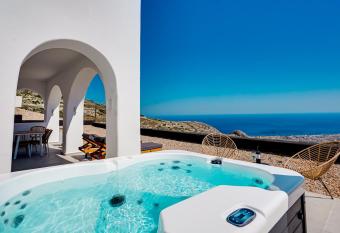 Acria Villas allows 18 year olds to book a room