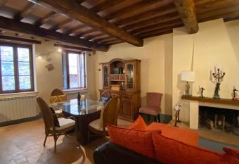 A casa di Fr   has rooms with a private hot tub