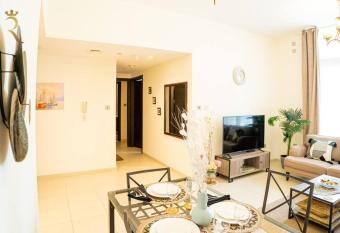 Your Luxurious 2BR Al Reem Escape at Mangrove Place has rooms with a private hot tub