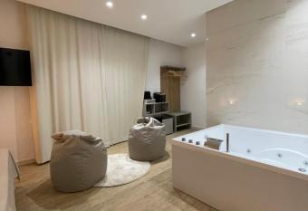 Luxury - 5 Stars - Suite with a jacuzzi 70 s rooms has rooms with a private hot tub