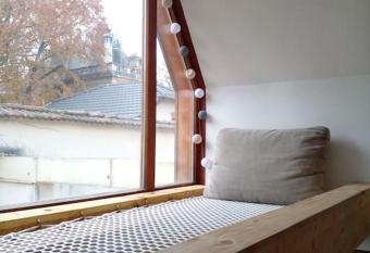 Loft Nancy Gare, parking et terrasse allows 18 year olds to book a room