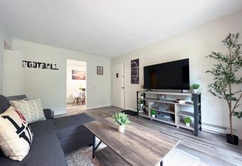 *New* Hall of Fame Apt! - 7 Min Walking Distance has Balcony rooms