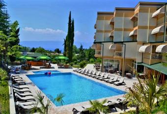 Hotel Bluebell allows 18 year olds to book a room