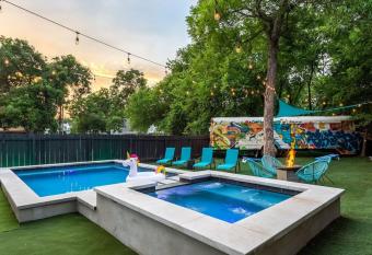 Pool Hot Tub School Bus Downtown 5 min drive has rooms with a private hot tub