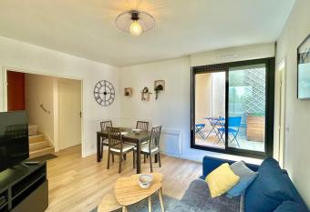 Le Nid d Erlon - Reims has Balcony rooms