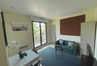 15 min de la D  fense et du Stade de France has Balcony rooms