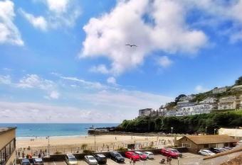 The Decker Apartment has Balcony rooms