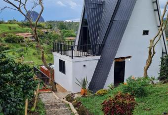 F8-Caba  as con represa y glamping Pe  ol y Guatap   has rooms with a private hot tub