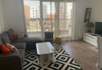 Un Charmant F3 a 2 pas de Paris! has Balcony rooms