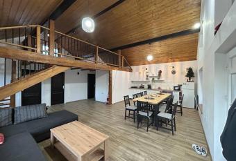 Cabana Tudor has Balcony rooms