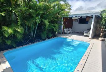 RIVER PARADISE has rooms with a private hot tub