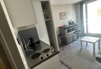 Studio    proximit   du centre ville allows 18 year olds to book a room