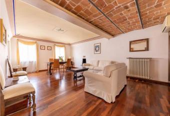 Royal Domus Perugia - via Mazzini has rooms with a private hot tub