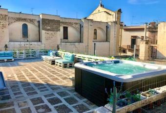 Casa Mari   has rooms with a private hot tub