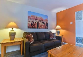 Charming 2 Bedroom Near Downtown - Rose Tree 1 has rooms with a private hot tub