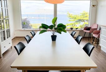 Peaceful home with ocean view has Balcony rooms