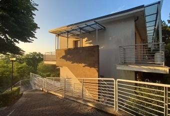 Appartamento A allows 18 year olds to book a room