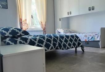 Villa immersa nelle colline toscane, vista vigneto has rooms with a private hot tub