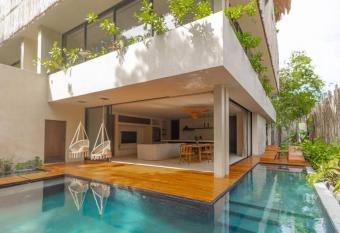 Luxury Rentals In Tulum has rooms with a private hot tub