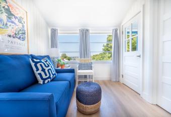 Marina Bay Cottages has Balcony rooms