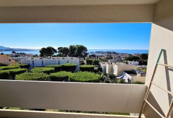 Studio les nautiles Bandol allows 18 year olds to book a room