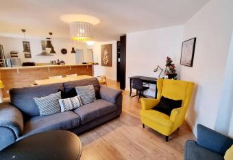 El  gant P4 du centre historique allows 18 year olds to book a room