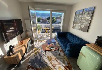 Appart T2 avec parking, loggia, vue Puy de D  me allows 18 year olds to book a room