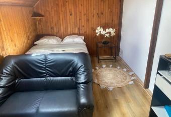 Studio climatis   allows 18 year olds to book a room