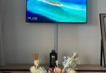 BY NEPTUNE - La palme Riviera ( BEACH VIEW ) has rooms with a private hot tub