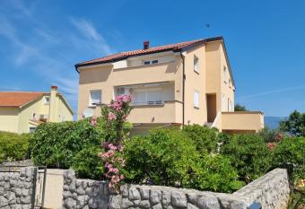 Apartments Miro Omi  alj has Balcony rooms