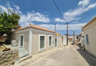 Kilada Holiday Home has Balcony rooms