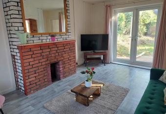 Lovely 3 bed terraced family house allows 18 year olds to book a room