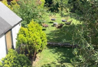 Highfield Home with free parkings, Surbiton, Kingston upon Thames, Surrey, Greater London , UK allows 18 year olds to book a room