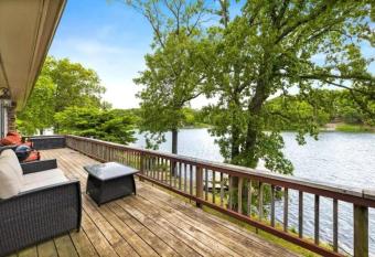 Bella Vista Lake House, MTB Trails, Golf has rooms with a private hot tub