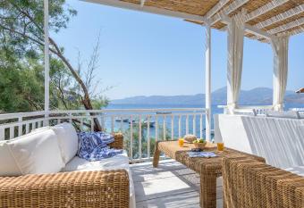 Casa del Mar Milos allows 18 year olds to book a room