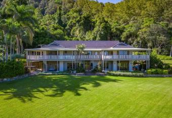 The Golden Whistler Montville has rooms with a private hot tub