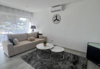 Maison cosy avec piscine has Balcony rooms