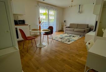 Serenity studio 10    de Paris & 30    de Disneyland has Balcony rooms