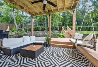 Convenient City Retreat, 10mins from ATL Airport has rooms with a private hot tub