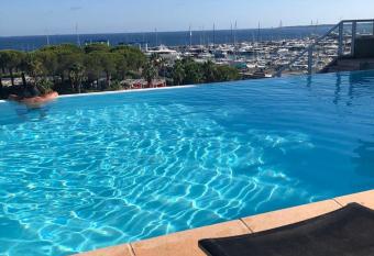 Palais Napoleon allows 18 year olds to book a room