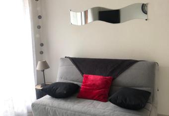 Charmant deux pi  ces    400 m de la Mer avec loggia R  sidence Les Galhaubans has Balcony rooms