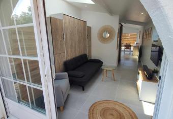 Appartement neuf dans une impasse en bord de Foret allows 18 year olds to book a room