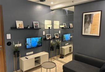 London Studio apartment @hiranandani thane has Balcony rooms