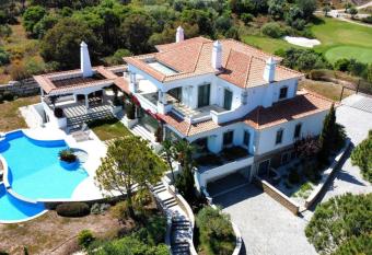 Villa Monte Rei Golf has rooms with a private hot tub