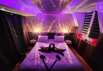 Caen, Tu m aimes - Suite Romantique allows 18 year olds to book a room